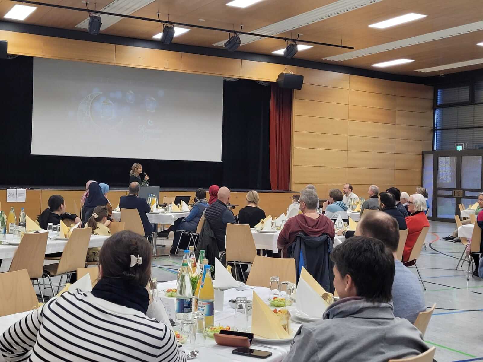 interkultureller treff ein festlicher begegnungsabend beim abendessen fastenbrechen 00005